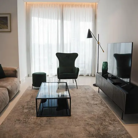 360 Luxury One Bedroom Apartment *